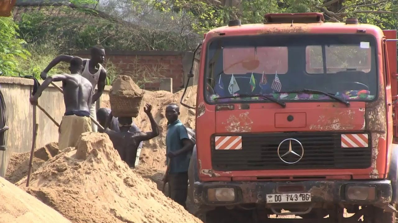A Bangui, le travail dur et dangereux des "pêcheurs de sable"