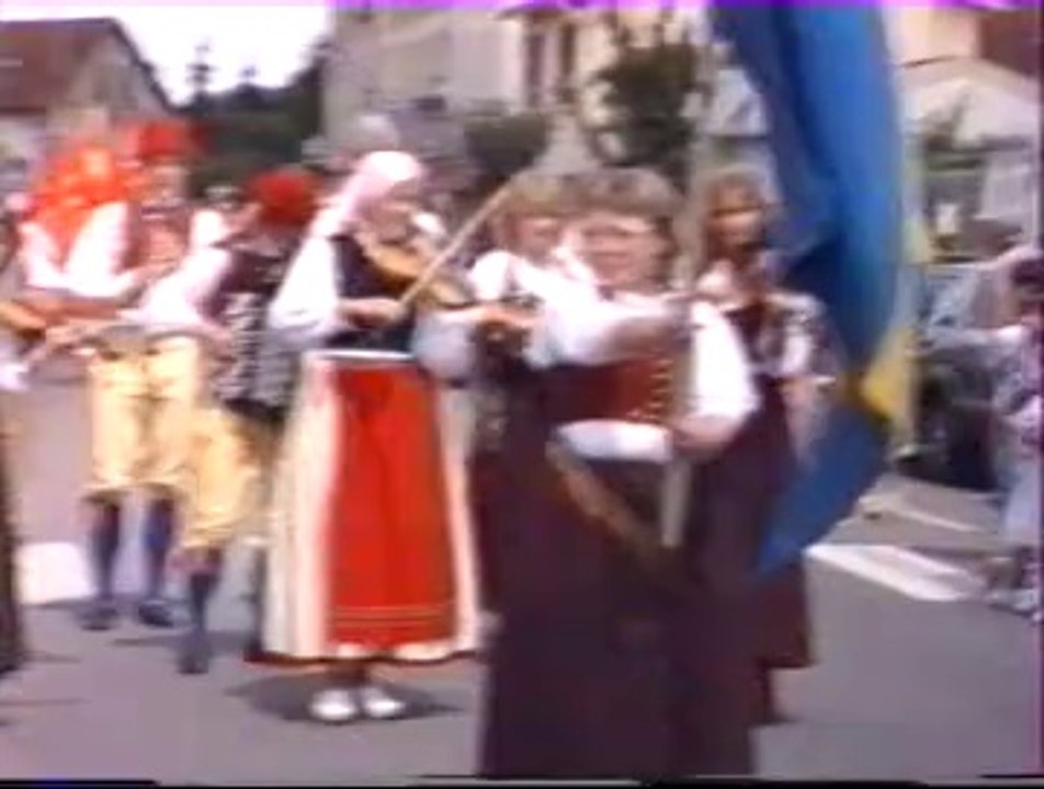 30 Festival de Confolens. 1987. Défilé dans les rues de Confolens.