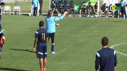 Fala muito! Gareca participa intensamente de treino