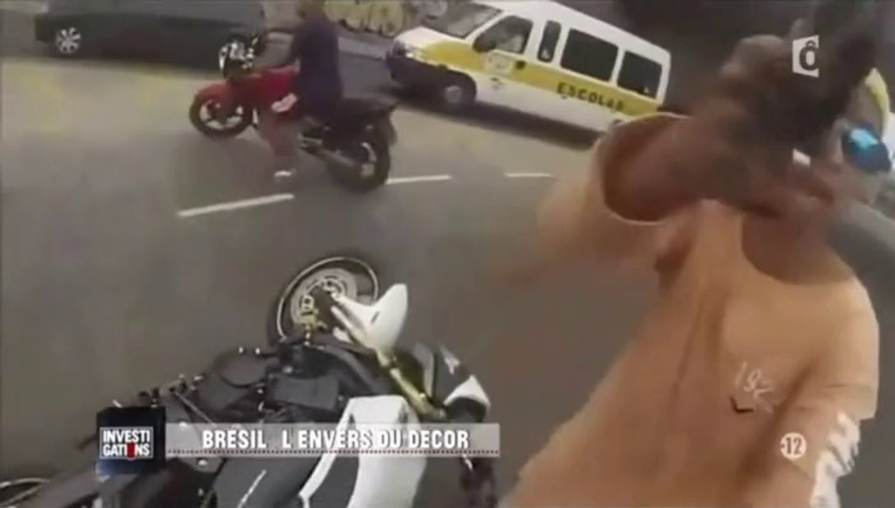 Voleur de moto au Brésil se fait tirer dessus.