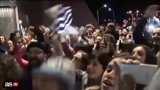 Hundreds of fans came to welcome Luis Suarez in Uruguay (World Cup 2014)
