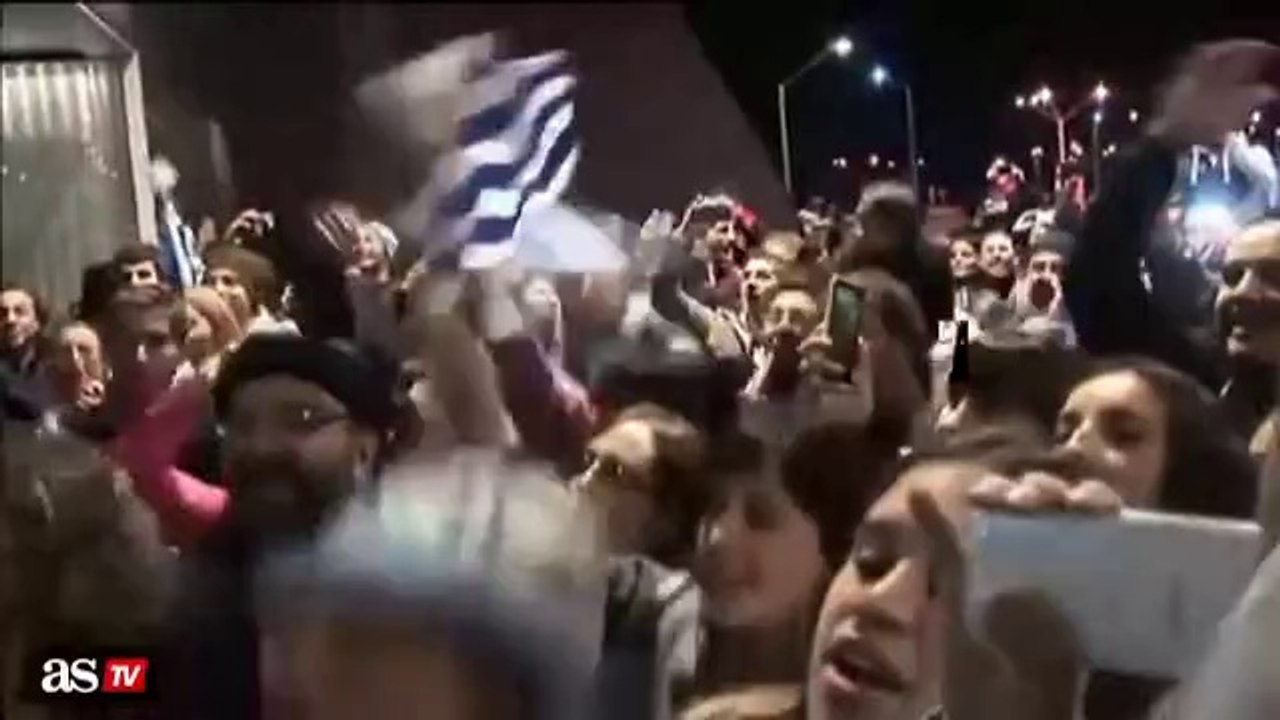 Hundreds of fans came to welcome Luis Suarez in Uruguay (World Cup 2014)