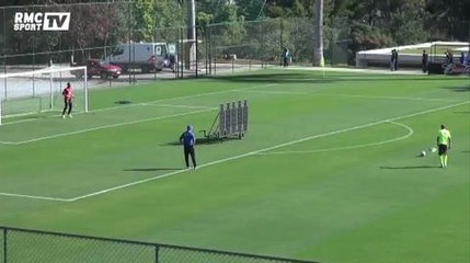 Football / Neymar travaille les coups francs - 27/06