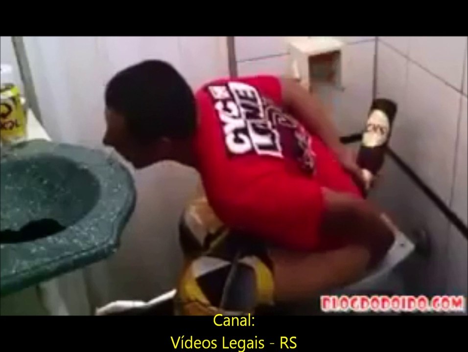 Bêbado lavando a bunda com a cerveja que desce redondo. CENAS FORTES!!!