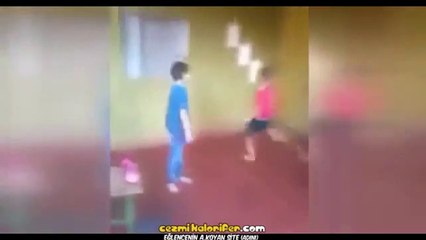 Kardeşine Uçan Sıçan Vuruşu Yapan Çocuk