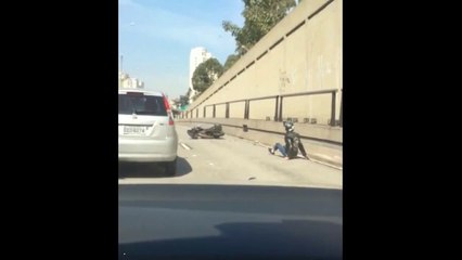 Motorcyclist attempts to break car mirror and get dose of karma