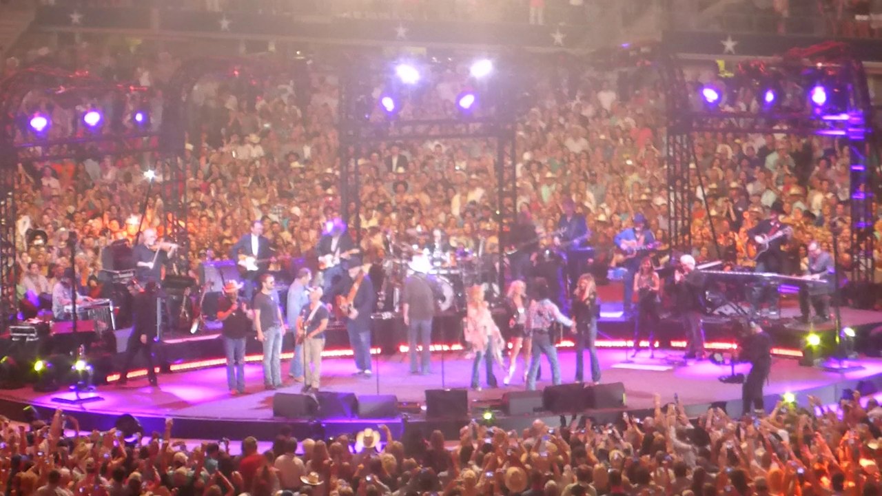 George Strait & Friends - Folsom Prison Blues (Live in Arlington - 2014) HQ