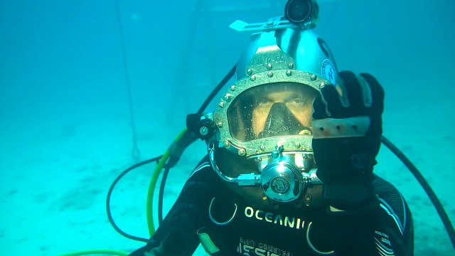 Casser un oeuf en plongée sous-marine