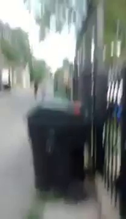 Coup de poing d'un enfant et vélo fantôme