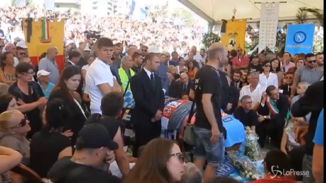 In migliaia per l’ultimo saluto a Ciro Esposito a Napoli