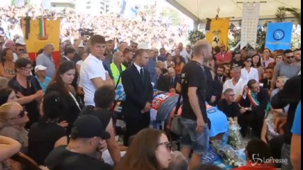 In migliaia per l’ultimo saluto a Ciro Esposito a Napoli