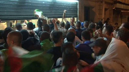 Algierscy fani świętują na ulicach Paryża