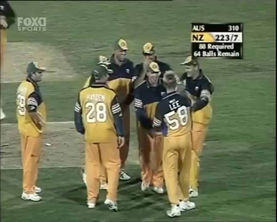 AWESOME Brett Lee decapitates Adam Parore - hit wicket 3rd ODI 2000