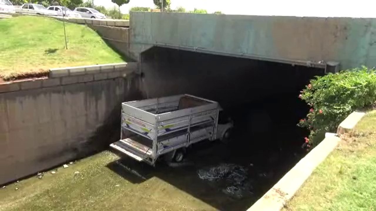 sanlıurfa'da kanalizasyon suyuyla araç yıkama