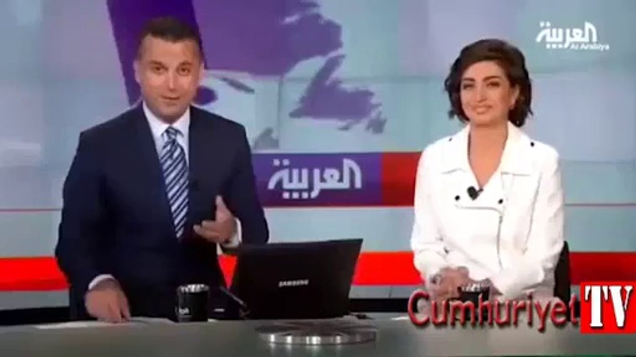 Spiker canlı yayında yere düştü