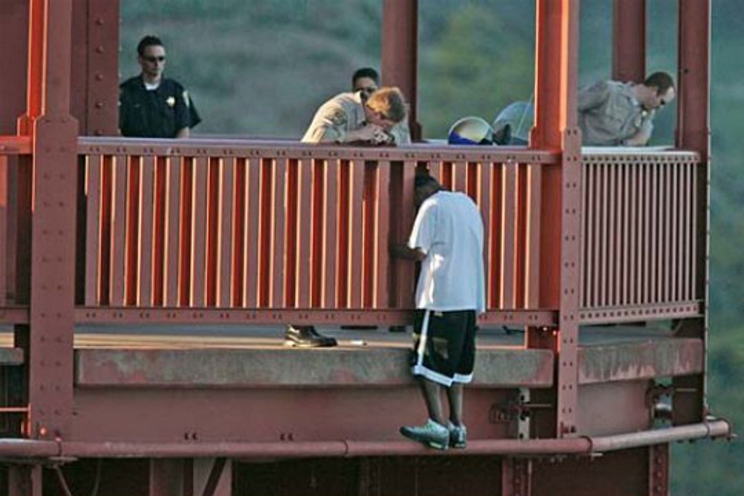 Dunya News - The project to install steel nets on America's Golden Gate Bridge to prevent suicides