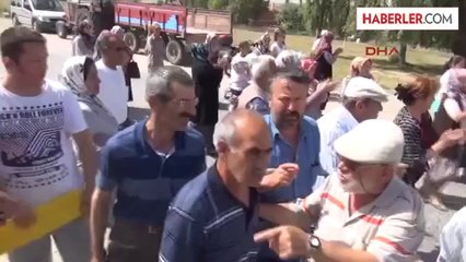 Susuz Kalan Mahalleli Yolu Trafiğe Kapattı