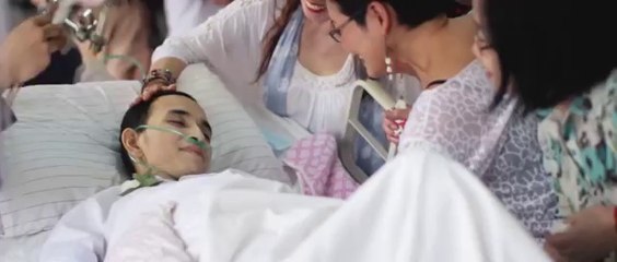 Il réalise le dernier souhait de sa vie en épousant la femme qu'il a toujours aimée