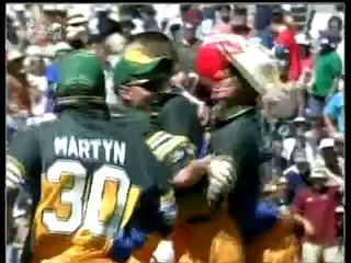 Brett Lee incredible ONE HANDED OUTFIELD CATCH vs New Zealand