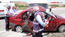 Van'ın Muradiye İlçesi'nde Turist Kafilesini Taşıyan Minibüsle Çarpışan Otomobildeki 2 Kişi Öldü, 1...