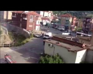 ALEVLER İÇİNDE KALAN OTOMOBİLDEN SAĞ KURTULDU