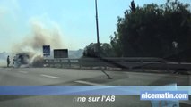 Une spectaculaire colonne de fumée s'échappe d'un véhicule en panne sur  l'A8 à Nice