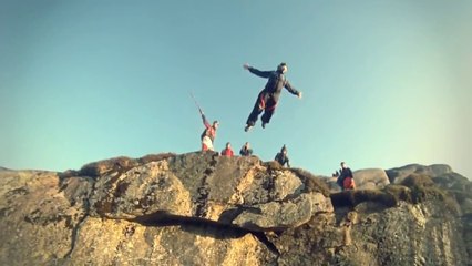 Korkusuzca yüksekten atlayan insanlar -insan izlerken bile heyecanlanıyor