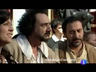 SATUR SE VISTE HEROE AGUILA ROJA