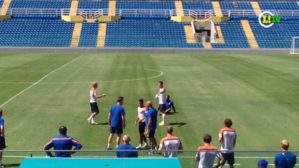 Van Persie vence brincadeira no treino da Holanda