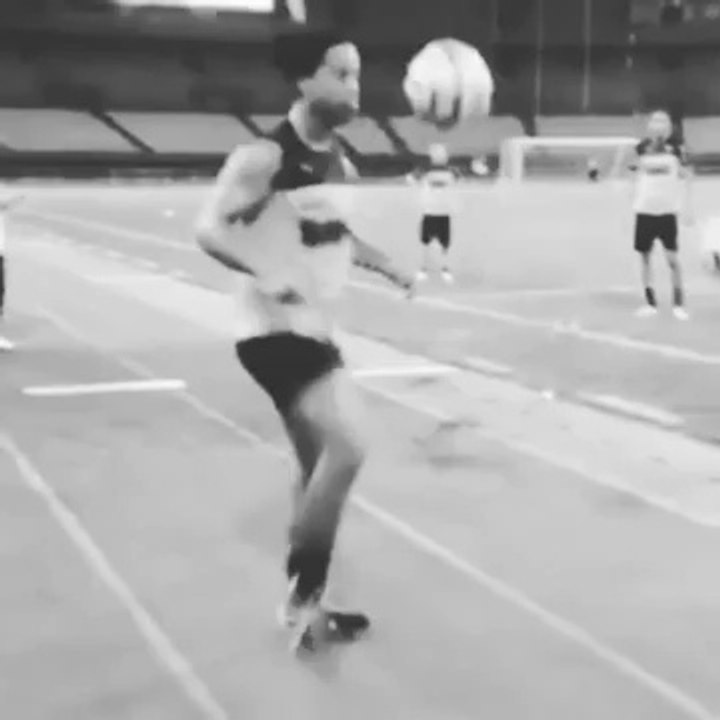 Ronaldinho skills after Atletico Mineiro's training in China 2014