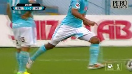 Peru, spettacolare punizione di Lobaton