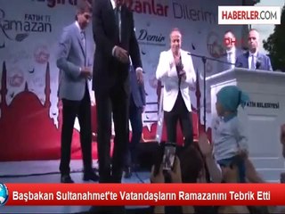 Başbakan Erdoğan, Sultanahmet'te Halkı Selamladı