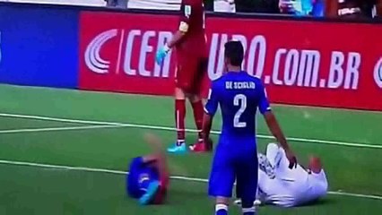 Mordisco del delantero uruguayo al italiano Chiellini