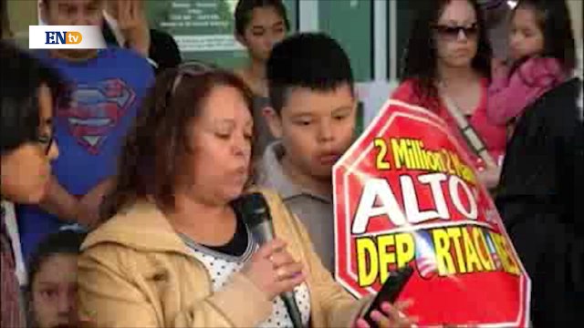 Inmigrantes indocumentados hallan culpable a Obama durante simulacro de juicio El presidente Barack Obama fue hallado culpable hoy de la deportación de dos millones de personas y condenado a ordenar inmediatamente el fin de la separación de familias, en u