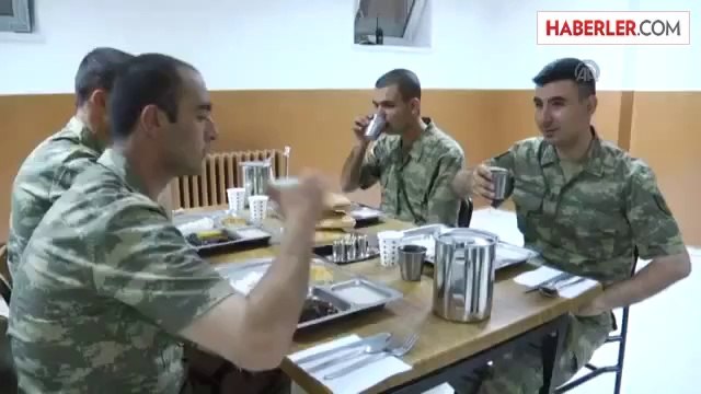 Şemdinli'de mehmetçik ilk iftarını açtı -