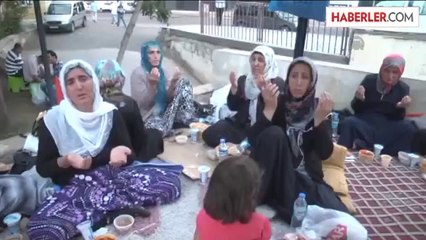 Terör örgütünün çocuk kaçırması - Aileler, iftarını eylem yaptıkları çadırda açtı -