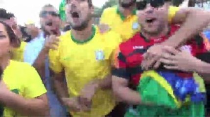 Football / Les supporters brésiliens exultent sur Copacabana - 28/06