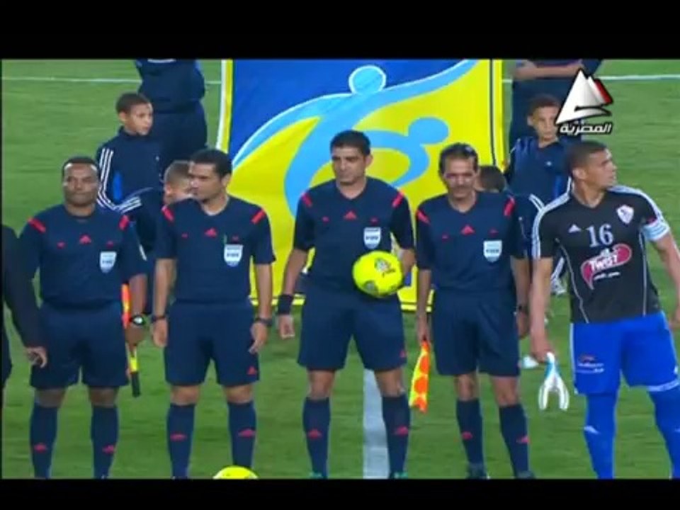 مرتضى منصور يسلم على لاعبي الأهلي قبل بدء المباراة