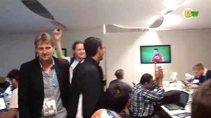 Jornalistas comemoram classificação do Brasil na sala de imprensa do Maracanã