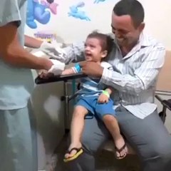 Kolundan Kan Alınırken Kahkaha Atan Çocuk