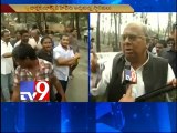 MP VH and Harsha Kumar face angry Nagaram residents