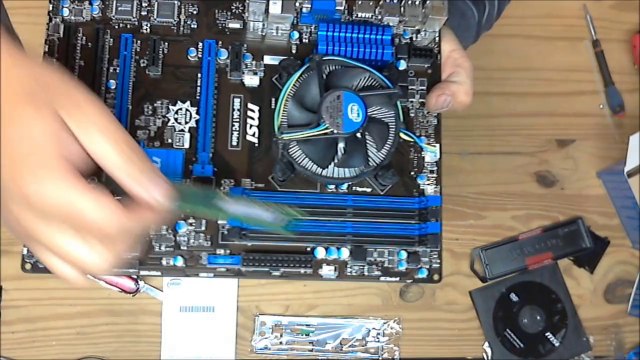 Montage d'un ordinateur fixe à partir de pièces détachées étape 4 les barrettes mémoire