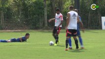 Jogadores do Tupi reclamam de três pênaltis contra o Flamengo