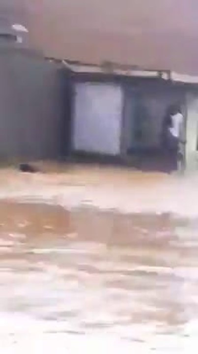 Pluie a Abidjan Côte d´Ivoire-Carrefour Alpha Blondy