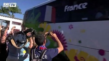 Football / Joie au passage du bus des Bleus après l'entraînement - 29/06