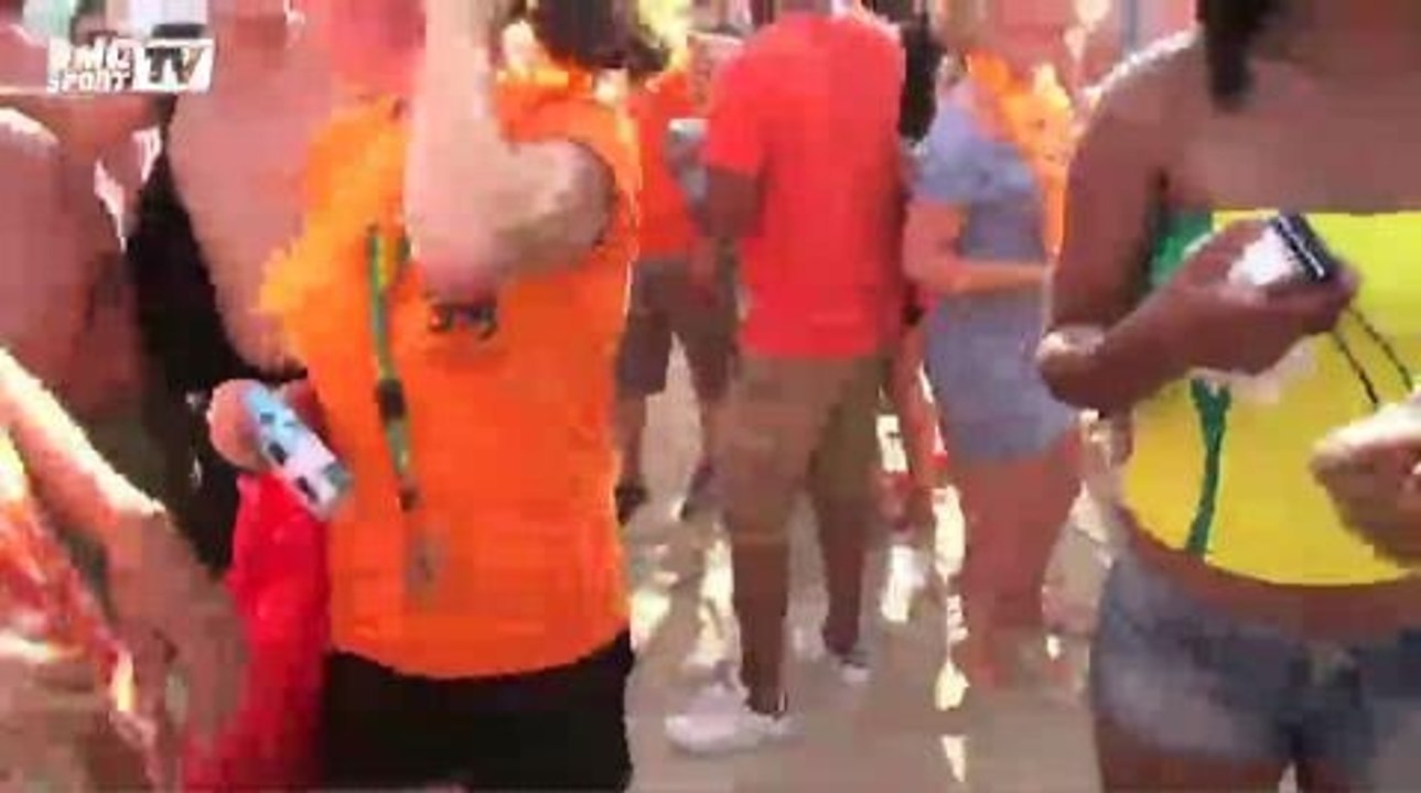 Football / Euphorie des supporters néerlandais après le match contre le Mexique - 29/06