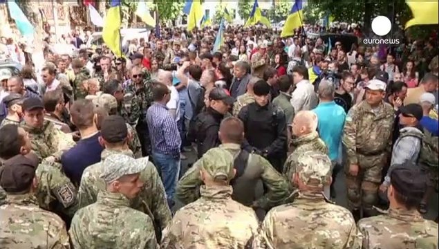 Ciudadanos en Lugansk piden el cese de las armas y en Kiev, acabar con la tregua