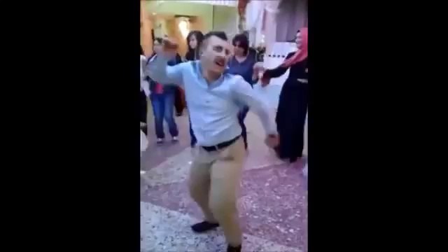 Düğünde Kendinden Geçen Adam ..