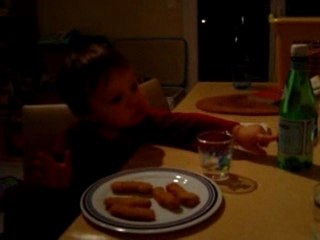 Lucas mange des chicken dips