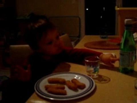 Lucas mange des chicken dips